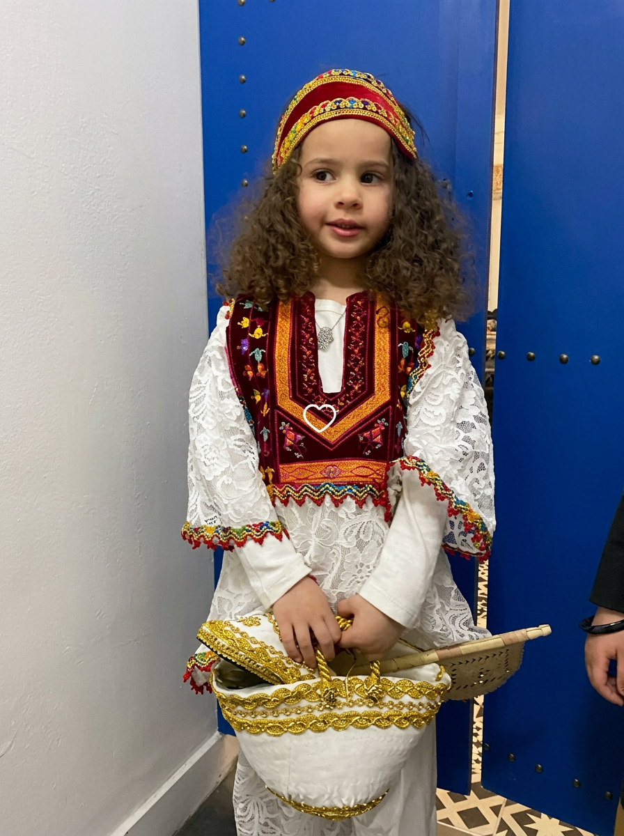 Enfant en costume traditionnel tunisien